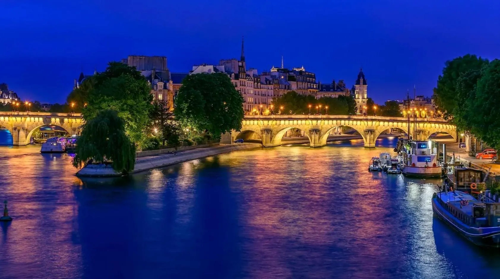Best Central Chambres Privees - Seine & Louvre In The Connected Heart Of Paris 0*,  France