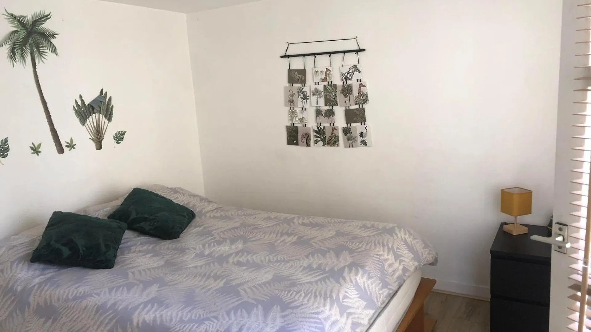 Best Central Chambres Privees - Seine & Louvre In The Connected Heart Of Paris 0*,  France